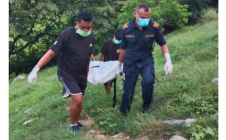 लुङ्ग्री खोलाले बगाएर ल्याएको अज्ञात पुरुषको शव फेला