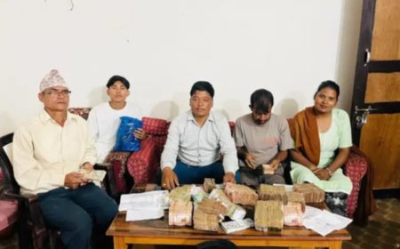 सेवाग्राहीको घरमै पुगेर सामाजिक सुरक्षा भत्ता वितरण गर्दै वडा सरकार